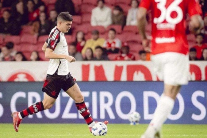 AYRTON LUCAS – Apesar de um papel correto no apoio e segurança na defesa, foi o jogador do sistema defensivo que menos se destacou. Mas isso não significa que fez um mau jogo, apenas apareceu menos que os companheiros. NOTA: 6,5  - Foto: Adriano Fontes / Flamengo