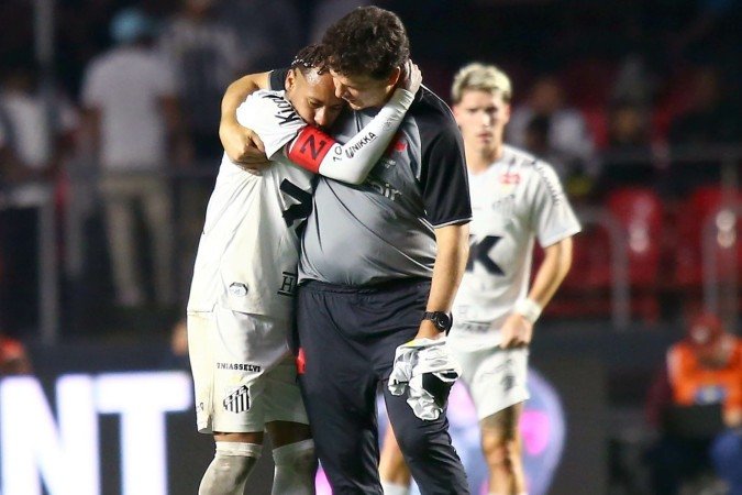 Neymar foi abraçado pelo técnico do Vasco, Fernando Diniz -  (crédito:  ESTADÃO CONTEÚDO)