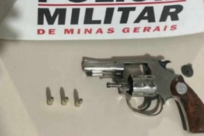 Casal é preso com arma escondida em carrinho de bebê