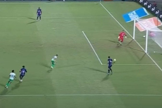 Momento de um dos gols bisonhos em Atlético Nacional x Fortaleza CEIF - (crédito: Foto: Reprodução/Win Sports) Momento de um dos gols bisonhos em Atlético Nacional x Fortaleza CEIF - (crédito: Foto: Reprodução/Win Sports)