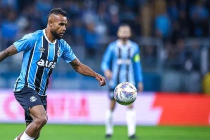 ALEX SANTANA – Substituiu Cuéllar e manteve a boa pegada do titular, não cedendo espaços para os criadores. NOTA 5,5 - Foto:  Lucas Uebel / Grêmio