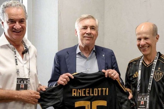 Ancelotti esteve na Arena MRV e recebeu camisa do Galo - (crédito: Foto: divulgação Atlético) Ancelotti esteve na Arena MRV e recebeu camisa do Galo - (crédito: Foto: divulgação Atlético)