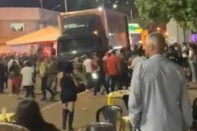 Carreta de dupla sertaneja atinge público durante evento em Goiás -  (crédito: Reprodução/Redes sociais)