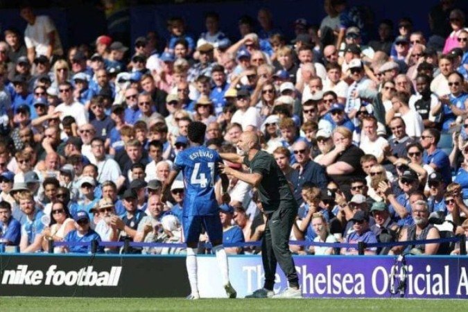 Estêvão recebe instruções de Enzo Maresca. Brasileiro entra no segundo tempo neste 0 a 0 do Chelsea contra o Brentford -  (crédito: Foto: Ryan Pierse/Getty Images)