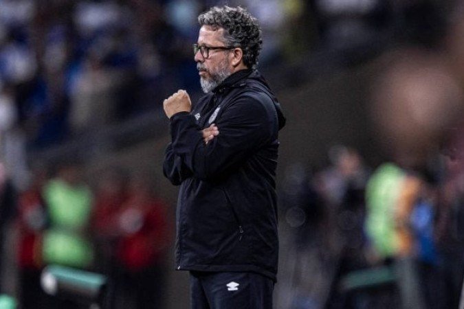 CLÉBER XAVIER - Demitido antes mesmo de chegar para a entrevista coletiva. Errou na escalação e, inacreditavelmente, só foi mexer pela primeira vez com 5 a 0 no placar. O suficiente para levar NOTA ZERO. Foto: Raul Baretta/ Santos FC.