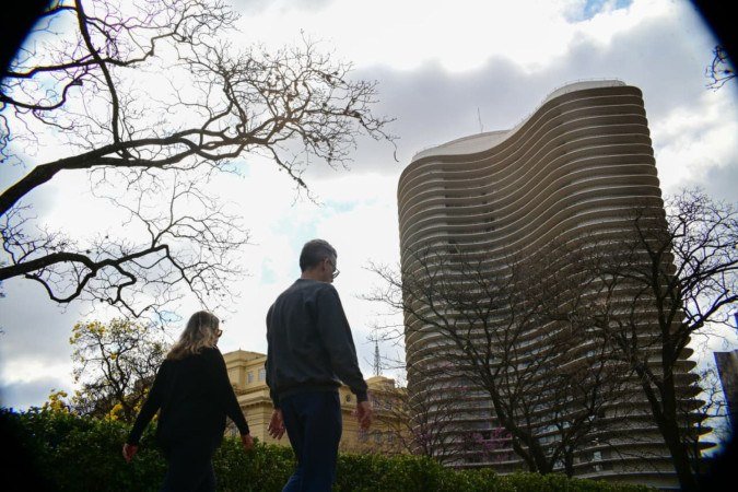 Mesmo com frio intenso na manhã, o clima firme permite caminhadas em locais de BH como a Praça da Liberdade -  (crédito: Leandro Couri/EM/D.A.Press)