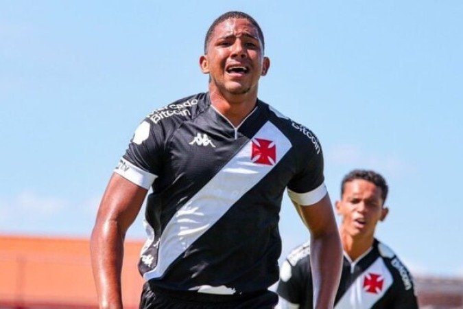 LÉO JACÓ - Após só atuar pelo Carioca pelo profissional do Vasco, fez sua primeira partida de grande dificuldade. Fez boa movimentação, participando do que quase foi o sétimo do Vasco. NOTA 6,5. Foto: Matheus Lima/Vasco