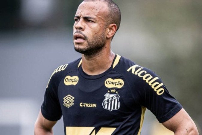 MAYKE - Deu espaço para Lucas Piton no primeiro gol do Vasco. Depois, simplesmente foi engolido no setor. NOTA 2,0. Foto: Raul Baretta/ Santos FC.