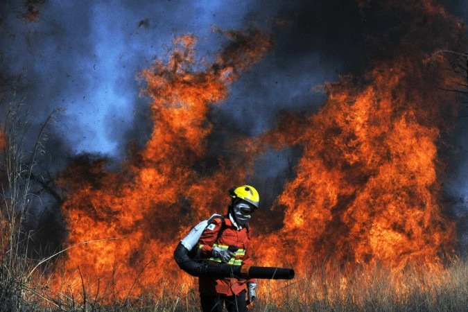  Incêndio em uma área de mata perto do Residencial Jardim Mangueiral foi de grandes proporções e chegou perto de subestação de energia -  (crédito:  Minervino Júnior/CB)