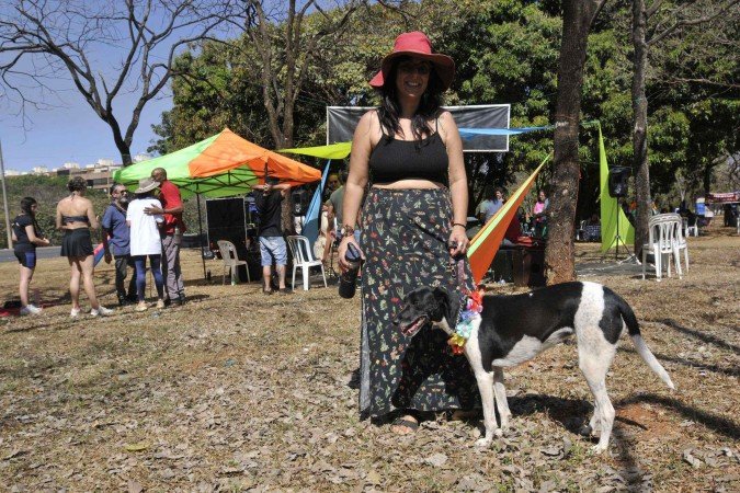 Samara Doria e sua cadelinha curtem o domingo de sol