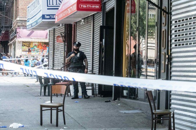Policial da NYPD monta guarda durante investigação em lounge - (crédito: STEPHANIE KEITH / GETTY IMAGES NORTH AMERICA / Getty Images via AFP) Policial da NYPD monta guarda durante investigação em lounge - (crédito: STEPHANIE KEITH / GETTY IMAGES NORTH AMERICA / Getty Images via AFP)