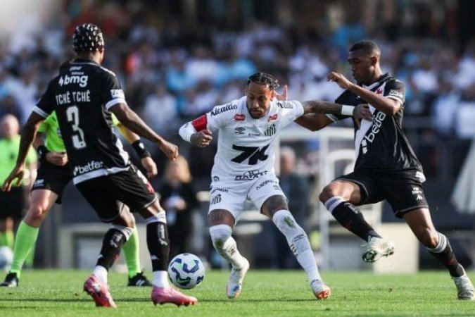 NEYMAR - Fazia um bom começo de jogo, se movimentando e cobrando faltas perigosas. Um dos poucos que 