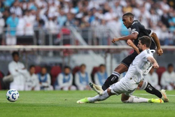 RAYAN - Fez uma ótima exibição, dando trabalho demais para a (perdida) defesa santista. Converteu pênalti com brilhantismo. - NOTA 9,0. Foto: Alexandre Schneider/Getty Images