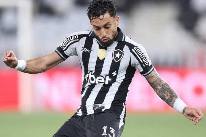 TELLES - Com pouca explosÃ£o, limitou-se a atirar bolas na Ã¡res quando cruzou o meio de campo. Defensivamente, cumpriu seu papel de fechar bem o corredor. Sem substituto, vai ficando extenuando conforme o tempo avanÃ§a  - NOTA: 5,5 - Foto: Vitor Silvava/Botafogo