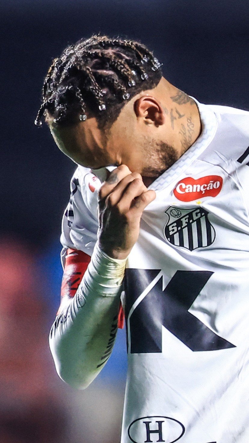 Neymar chora após a goleada sofrida contra o Vasco no MorumBis -  (crédito:  ESTADÃO CONTEÚDO)