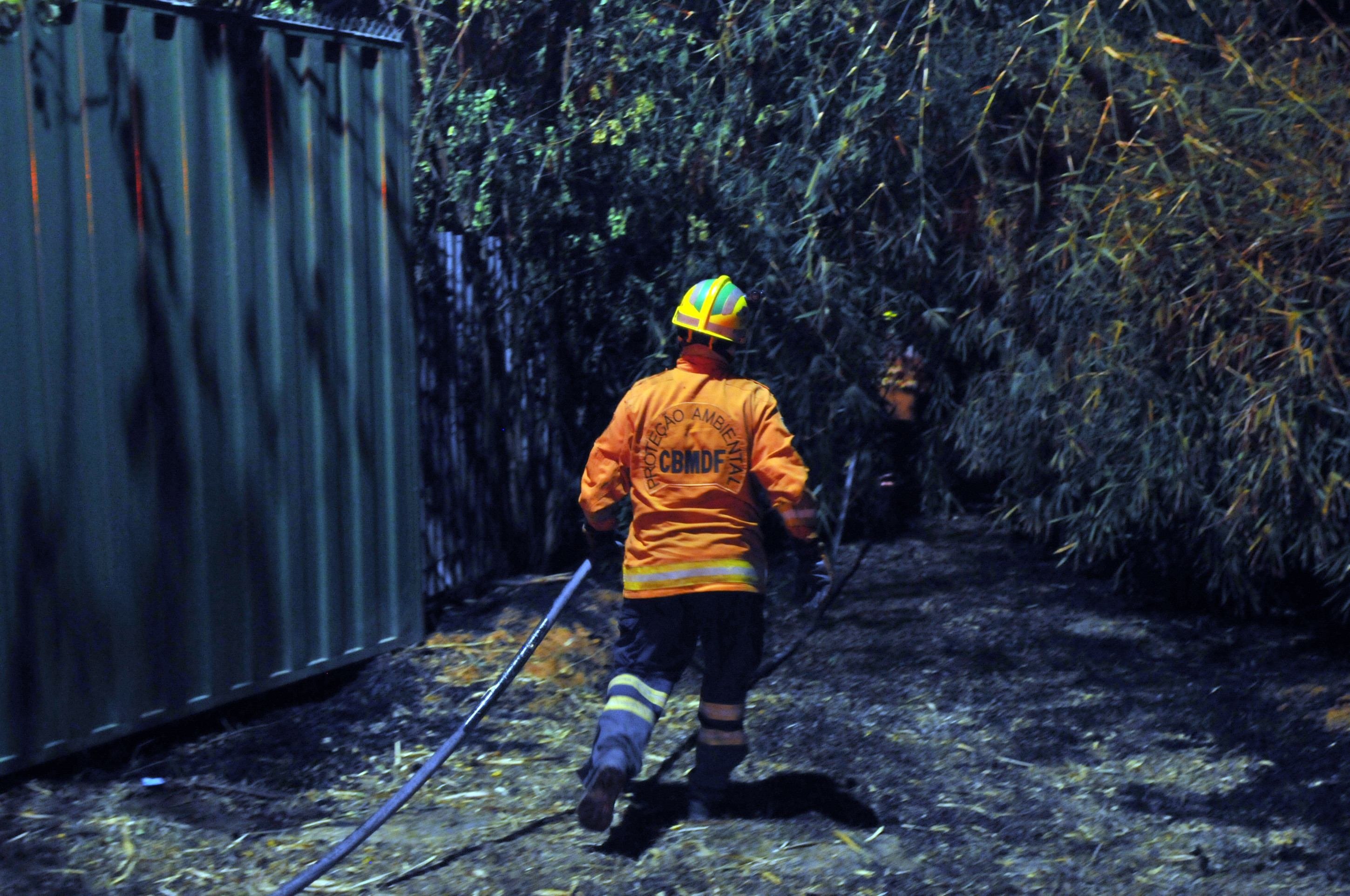  17/08/2025. Crédito: Minervino Júnior/CB/D.A Press. Brasil.  Brasilia - DF. Incêndio na MI 09 no Lago Norte
