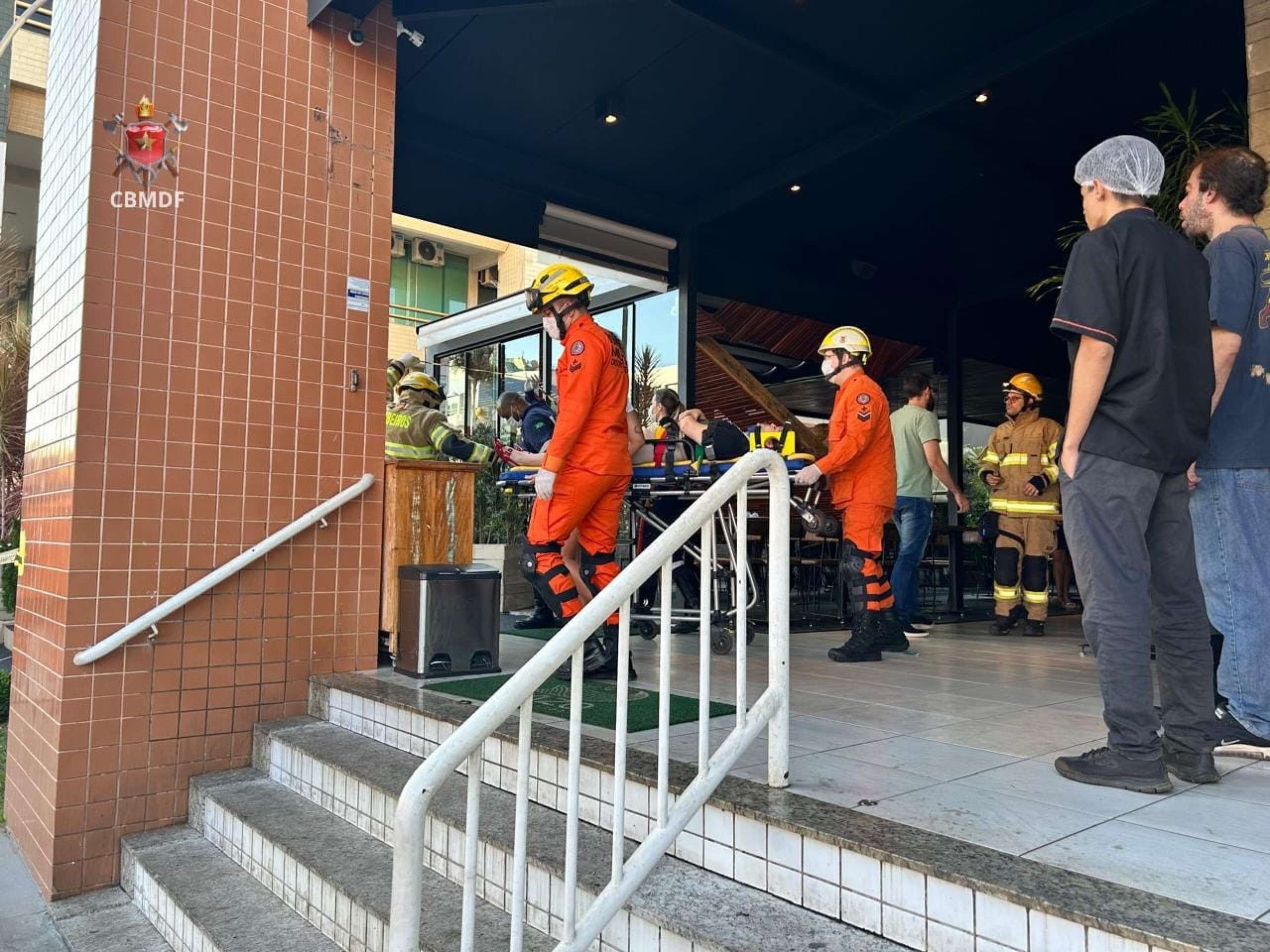 Mulher fica ferida ao ser atingida por teto de restaurante na Asa Norte