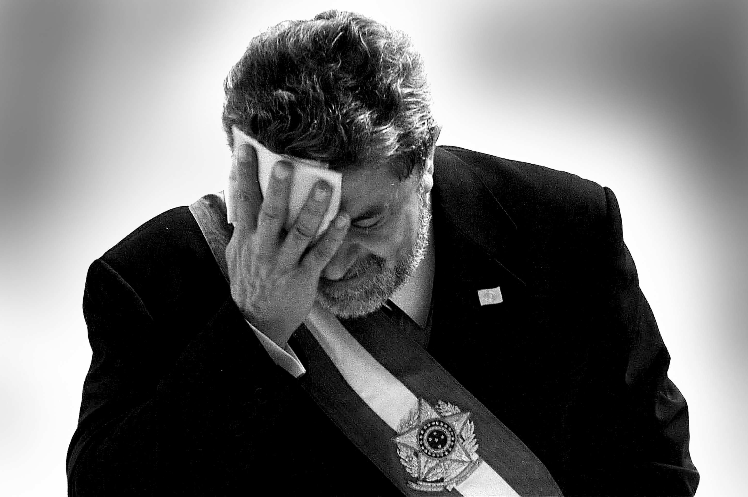  Brasilia, 01/01/2003. Foto: Carlos Vieira/CBPress. Dia internacional da fotografia Neg. 077098. Ed. Brasil. Posse presidencial no Palacio do Planalto. Presidente Lula com lenco na testa, sinal de dor causada pela bursite. .2 jan. 2003. O dia da mudanca, p. 16..22 abr. 2003. Politica, p. 5.      