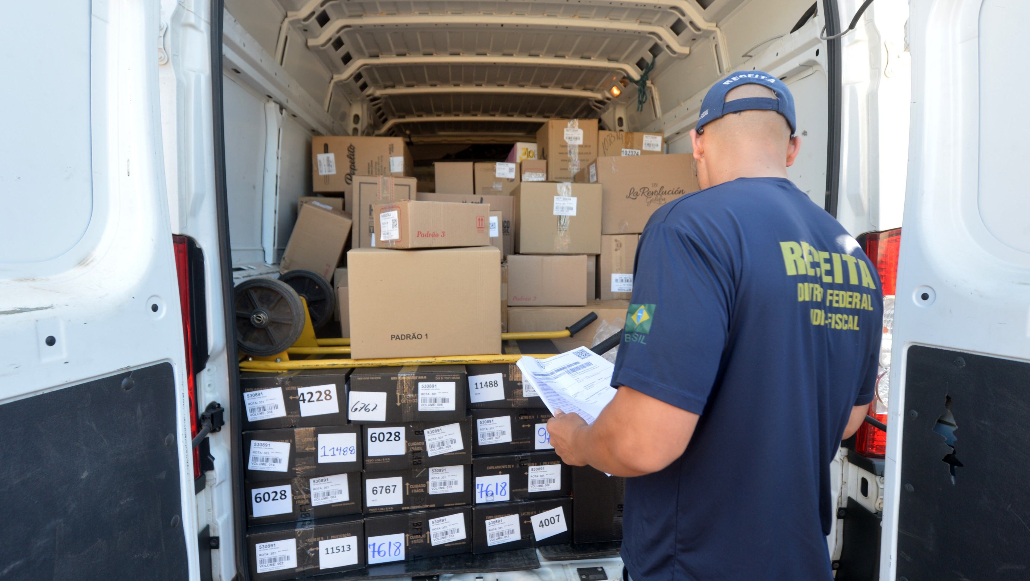 A conferência detalhada da mercadoria e a pesagem da carga fazem parte da fiscalização