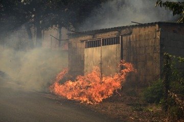A Espanha está entrando em sua terceira semana de alertas de onda de calor e os bombeiros continuam combatendo as chamas no noroeste e oeste do país, com unidades do exército mobilizadas para ajudar a conter as chamas      