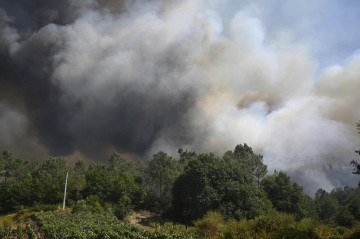 França e Itália já haviam enviado bombardeiros de água para uma base aérea perto de Salamanca para ajudar nos esforços de combate ao fogo.      