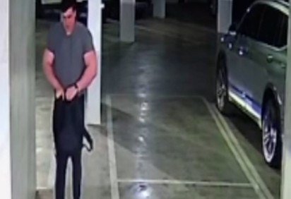 Sistema de câmeras do prédio do suspeito mostra ele guardando arma na mochila, no dia do crime  -  (crédito: PCMG/Divulgação )