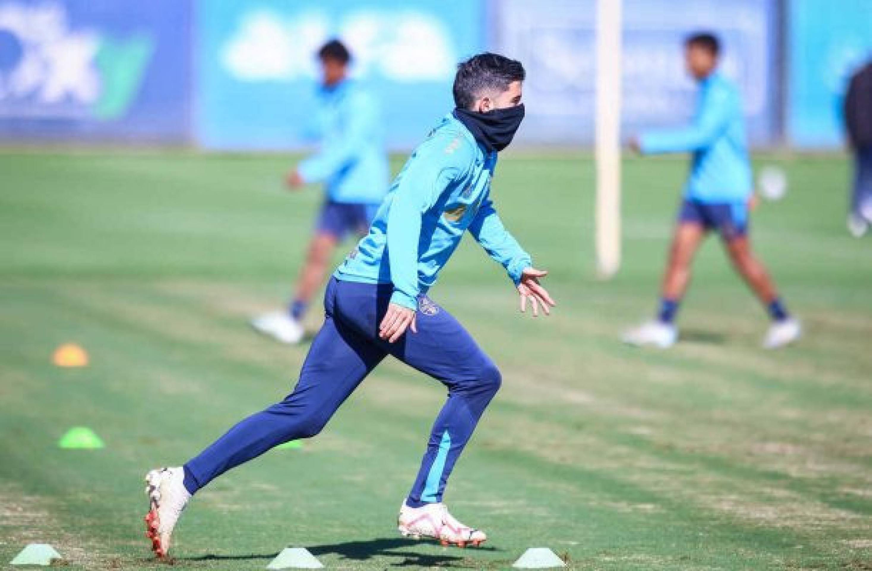 Villasanti deixa estádio de muletas por problema no joelho e preocupa o Grêmio