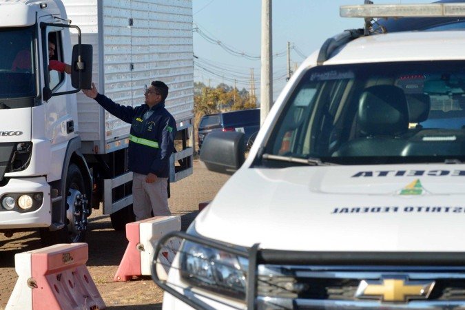 Auditores fiscais da Receita do Distrito Federal são responsáveis pelas operações relativas a mercadorias em trânsito na capital do país - (crédito: Fotos: Ed Alves CB/DA Press) Auditores fiscais da Receita do Distrito Federal são responsáveis pelas operações relativas a mercadorias em trânsito na capital do país - (crédito: Fotos: Ed Alves CB/DA Press)