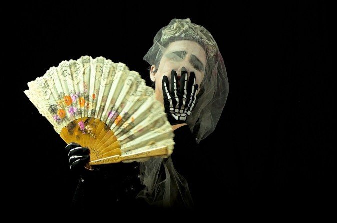 A experiência de Assombros reúne artes visuais, performáticas e sonoras - (crédito: Iain Mott ) A experiência de Assombros reúne artes visuais, performáticas e sonoras - (crédito: Iain Mott )