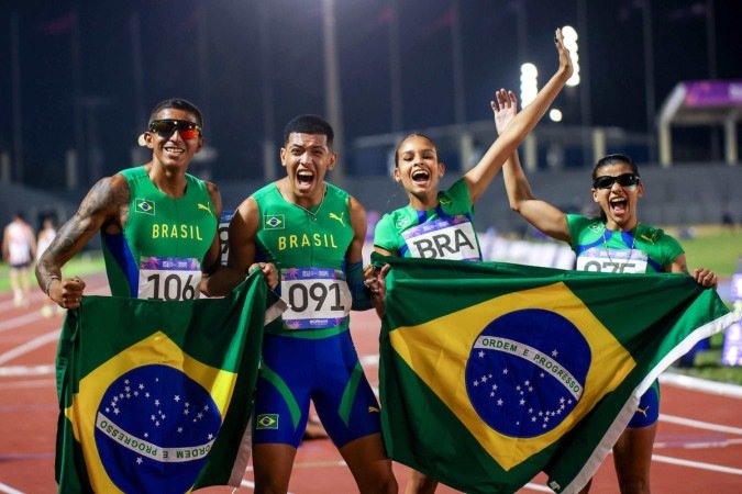 2025.08.18 - Jogos Pan-Americanos J..nior Assun....o 2025 - Atletismo - Revezamento 4 x 400m misto - Jadson Lima, Bianca Almeida, Elias dos Santos e Julia Ribeiro do Time Brasil conquistam a medalha de ouro. Foto: Miriam Jeske/COB.
- (crédito: Miriam Jeske/COB) 2025.08.18 - Jogos Pan-Americanos J..nior Assun....o 2025 - Atletismo - Revezamento 4 x 400m misto - Jadson Lima, Bianca Almeida, Elias dos Santos e Julia Ribeiro do Time Brasil conquistam a medalha de ouro. Foto: Miriam Jeske/COB.
- (crédito: Miriam Jeske/COB)