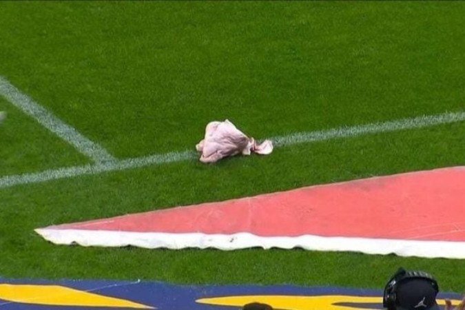 Torcedor que atirou cabeça de porco em dérbi é condenado a prisão - (crédito: Foto: Reprodução) Torcedor que atirou cabeça de porco em dérbi é condenado a prisão - (crédito: Foto: Reprodução)