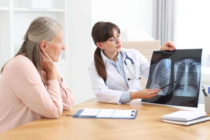 O acompanhamento médico especializado é fundamental para diagnóstico precoce e tratamento eficaz do câncer de pulmão (Imagem: New Africa | Shutterstock) - (crédito: EdiCase) O acompanhamento médico especializado é fundamental para diagnóstico precoce e tratamento eficaz do câncer de pulmão (Imagem: New Africa | Shutterstock) - (crédito: EdiCase)