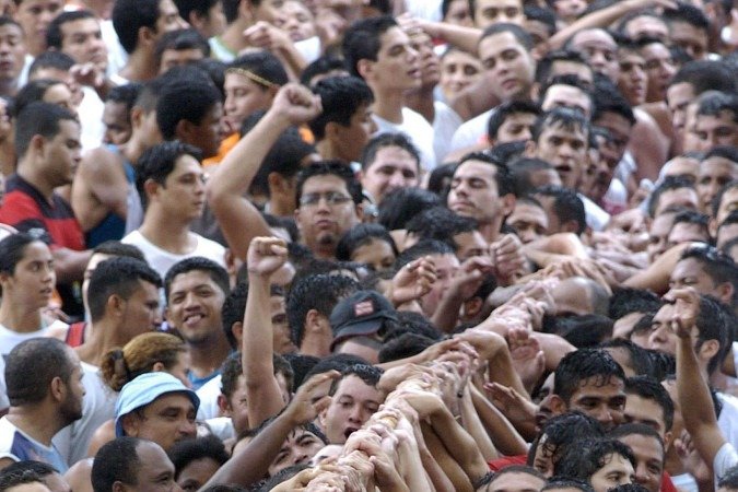 Círio de Nazaré: fiéis seguram as cordas do andor, em Belém (PA)
