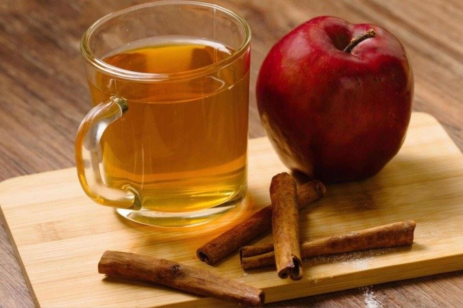 Chá de maçã com canela (Imagem: Nannycz | Shutterstock) - (crédito: EdiCase) Chá de maçã com canela (Imagem: Nannycz | Shutterstock) - (crédito: EdiCase)