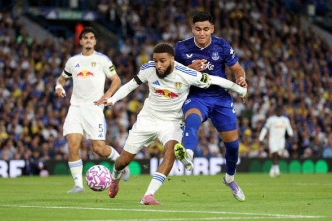Jogadores de Leeds e Everton em disputa de bola na Premier League - (crédito: Foto: George Wood/Getty Images) Jogadores de Leeds e Everton em disputa de bola na Premier League - (crédito: Foto: George Wood/Getty Images)