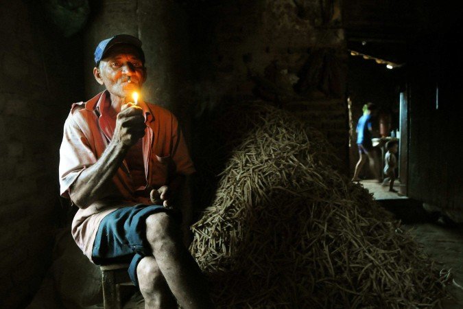 Agricultor com a colheita de feijão, fotografado em 2012

