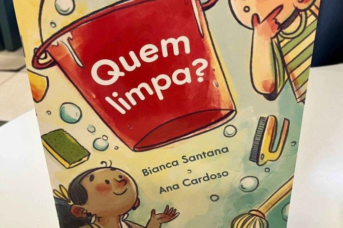 Livro "Quem limpa" de Ana Cardoso e Bianca Santana foi publicado pela Companhia das Letrinhas e reflete sobre cuidados domésticos e equidade de gênero  -  (crédito: Jaqueline Fonseca / CB/DAPress)