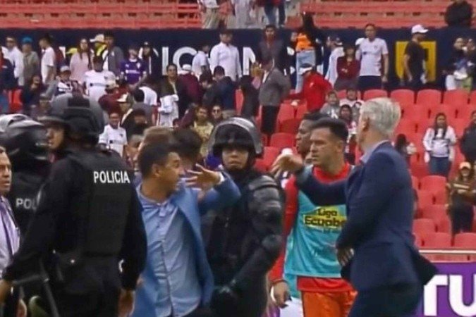 Técnico da LDU se desencontrolou após discutir com técnico adversário - (crédito: Foto: Reprodução) Técnico da LDU se desencontrolou após discutir com técnico adversário - (crédito: Foto: Reprodução)