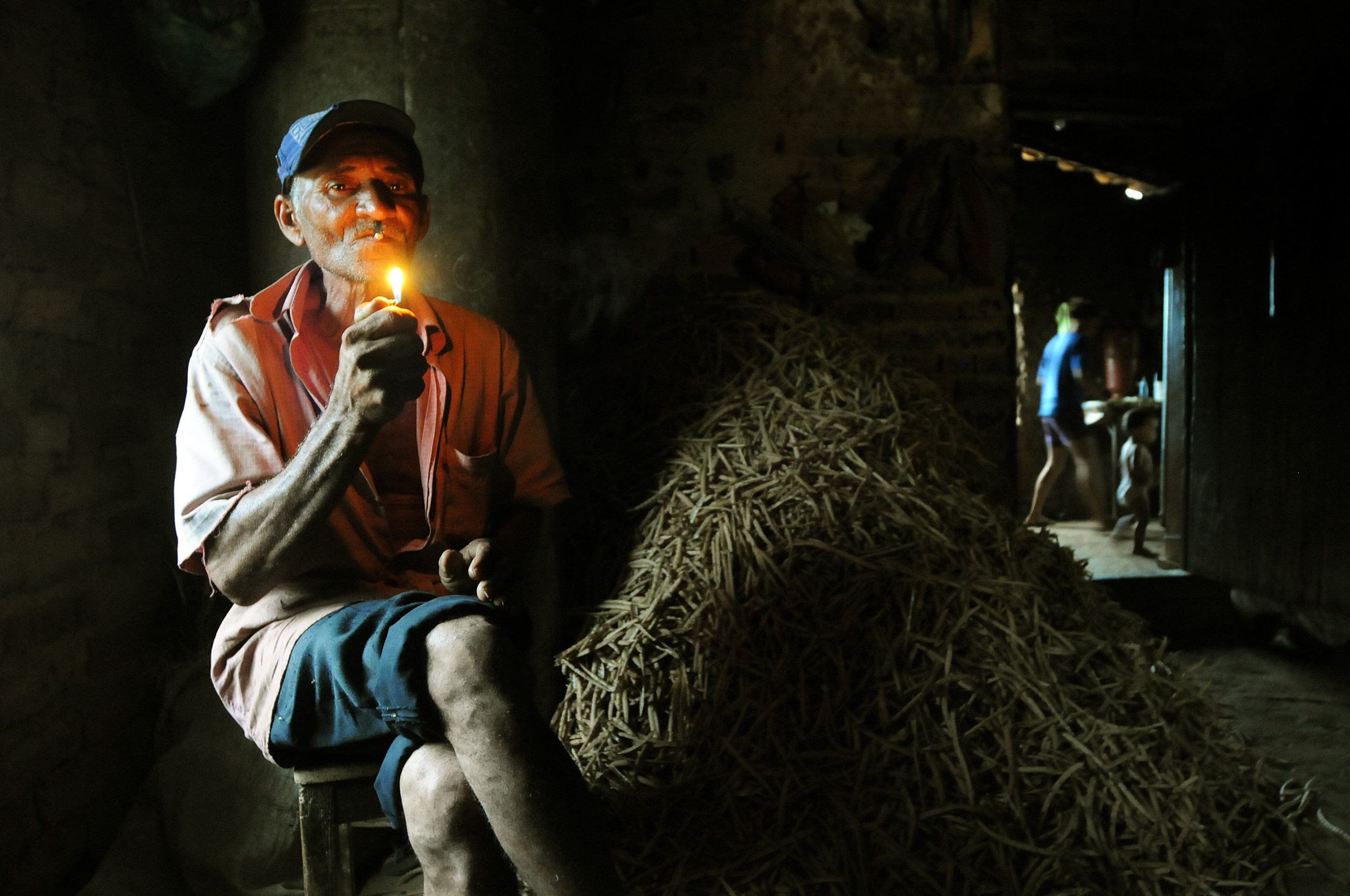  22/09/2012 Credito: Marcelo Ferreira/CB/D.A Press. Dia mundial da fotografia- Agricultor com a colheita do feijão