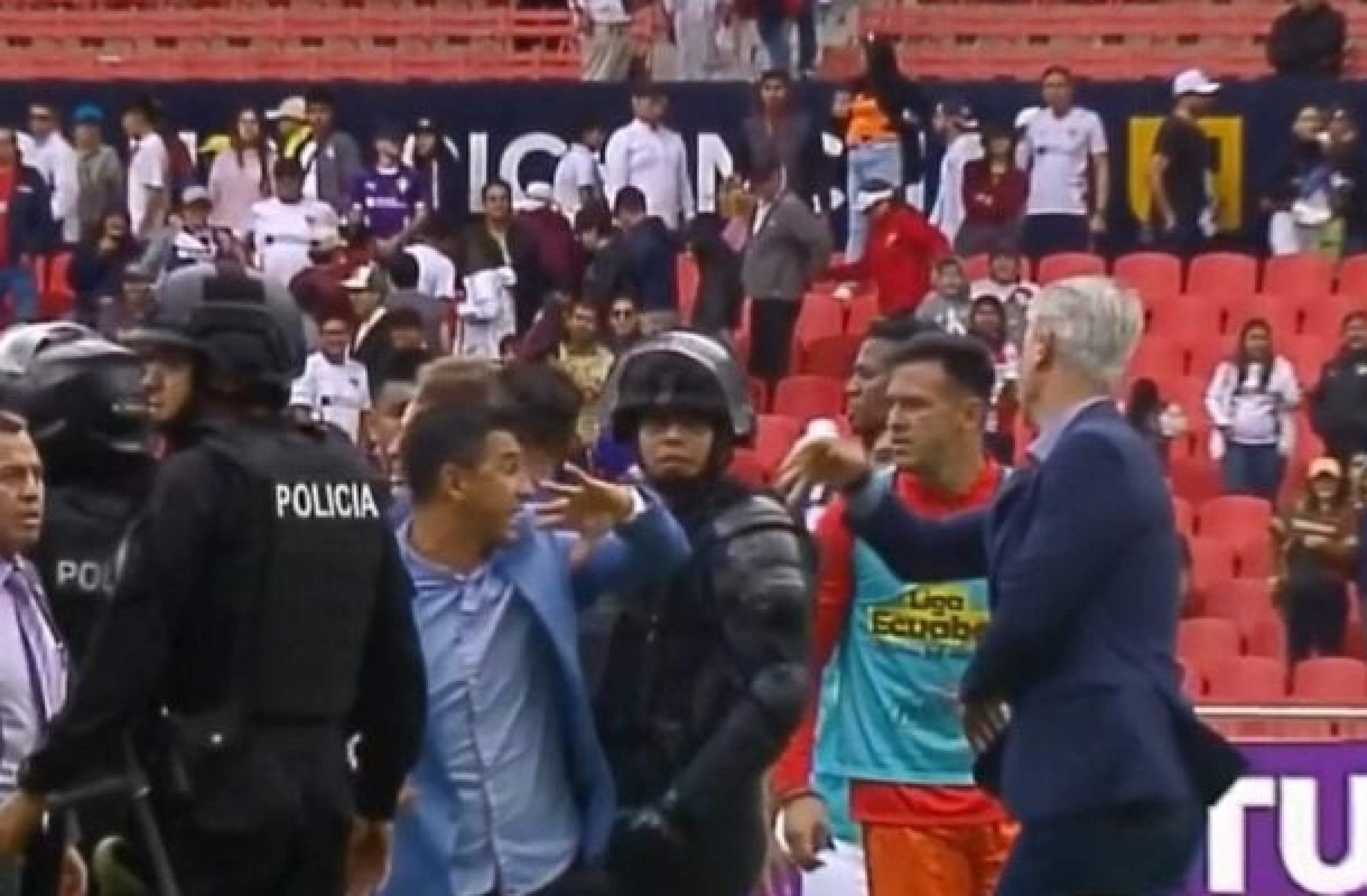 Tiago Nunes se envolve em confusão após empate da LDU