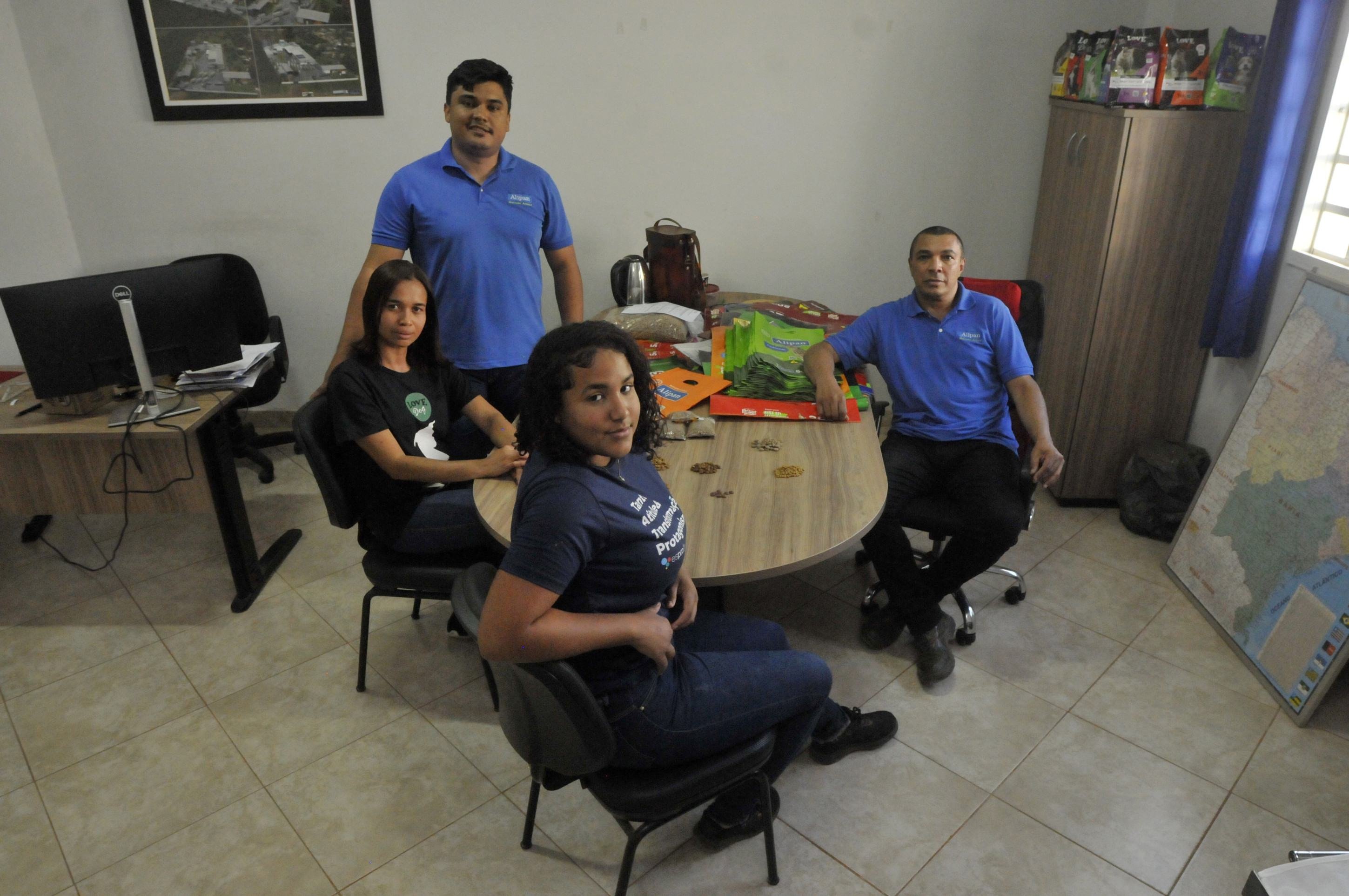  18/08/2025 Crédito: Marcelo Ferreira/CB/D.A Press. Brasil. Brasília - DF - Encontro de diferentes gerações no mercado de trabalho. Marcelo Luis (calça preta atua no Departamento pessoal - Geração X), Adriana Ferreira (camisa preta com stampa de cachorro- auxiliar administrativo - Geração Y), Gabrielly Souza (jovem aprendiz - Geração Alpha) e Henrique Souza (calça Jeans, analista de crédito - Geração Z)