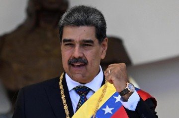 Nicolás Maduro toma posse em novo mandato, em 10 de janeiro passado: 'Fuzis e mísseis para a força camponesa!' -  (crédito: Juan Barreto/AFP)