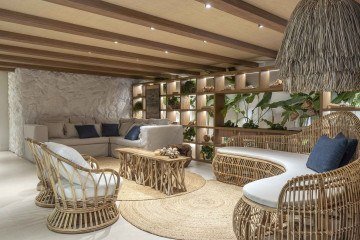 Fabiana Boner utilizou a 
parede de pedra moledo por se encaixar com a estética do estilo boho beach -  (crédito: Edgard Cesar/CasaCor/Divulgação)