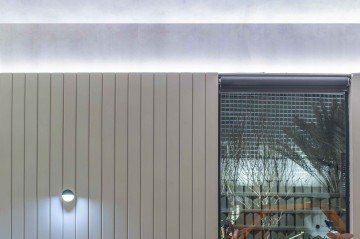 Parede de couro com sensação aveludada e confortável ao toque do Lounge Hometeck 