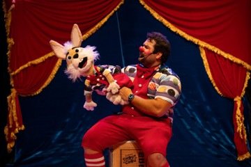 Apresentação do palhaço Chou Chou
com o boneco Farofa - (crédito: Divulgação) Apresentação do palhaço Chou Chou
com o boneco Farofa - (crédito: Divulgação)