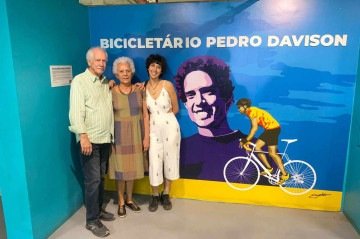Família do ciclista Pedro Davison em frente ao bicicletário -  (crédito: Pedro Areal CB/DA Press)
