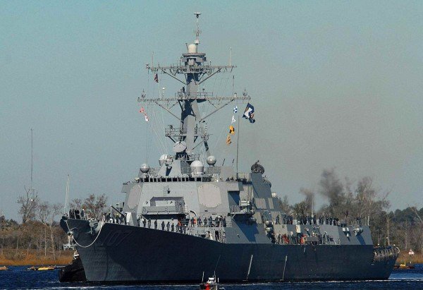 Marinha dos EUA pelo Especialista em Comunicação de Massa de 2ª Classe, Eric Tretter