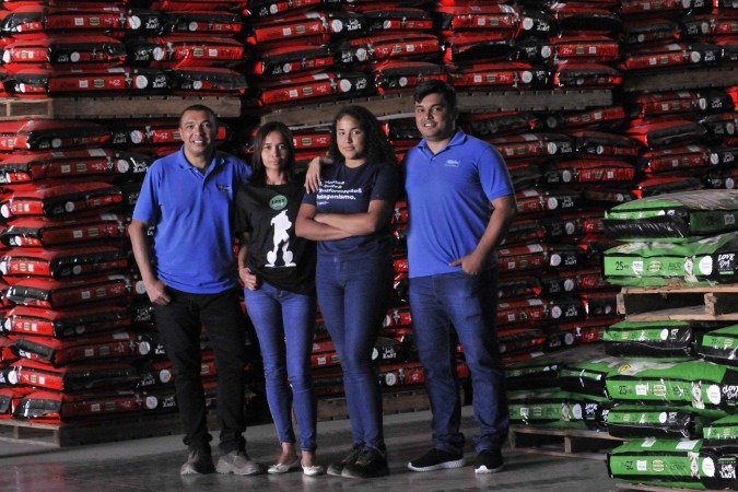  Marcelo Luis (Geração X), Adriana Ferreira (Geração Y ou Millenial), Gabrielly Souza (jovem aprendiz, da Geração Alpha) e Henrique Souza (analista de crédito, da Geração Z) -  (crédito: Marcelo Ferreira/CB/D.A Press)