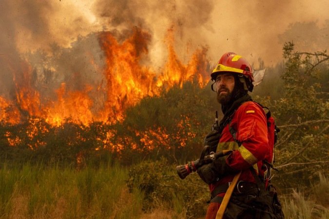 Voluntários na Galícia (noroeste da Espanha) ajudam na luta contra o fogo - (crédito: Getty Images) Voluntários na Galícia (noroeste da Espanha) ajudam na luta contra o fogo - (crédito: Getty Images)