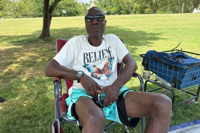 'Trump postou minha foto sentado ao lado da minha barraca — e então a escavadeira chegou para tirar todos os sem-teto'